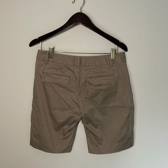 Women’s Banana Republic Bermuda Short. Taupe/Tan Size 4 - Picture 2 of 8